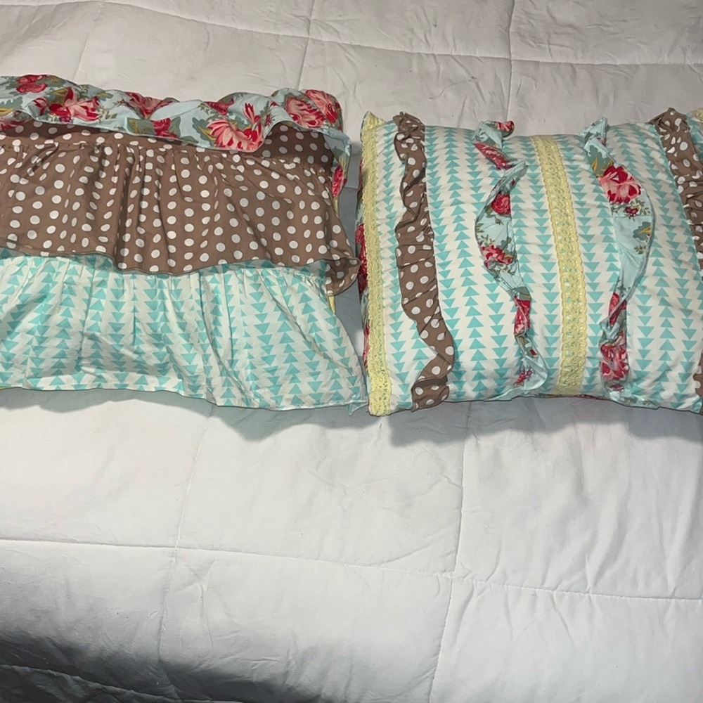 Set of 2 Matilda Jane throw pillows no stains or holes EUC